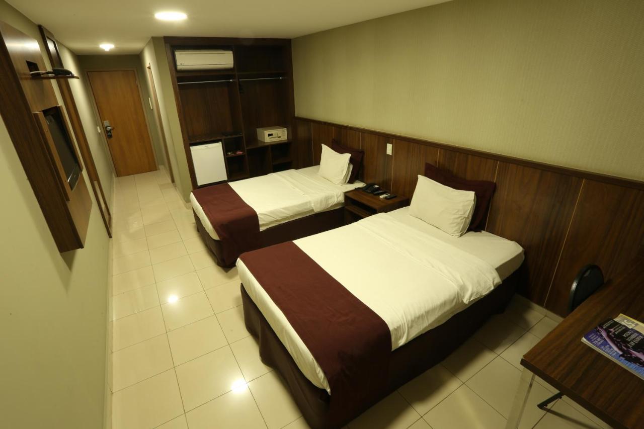 Quarto com 2 Camas de Solteiro